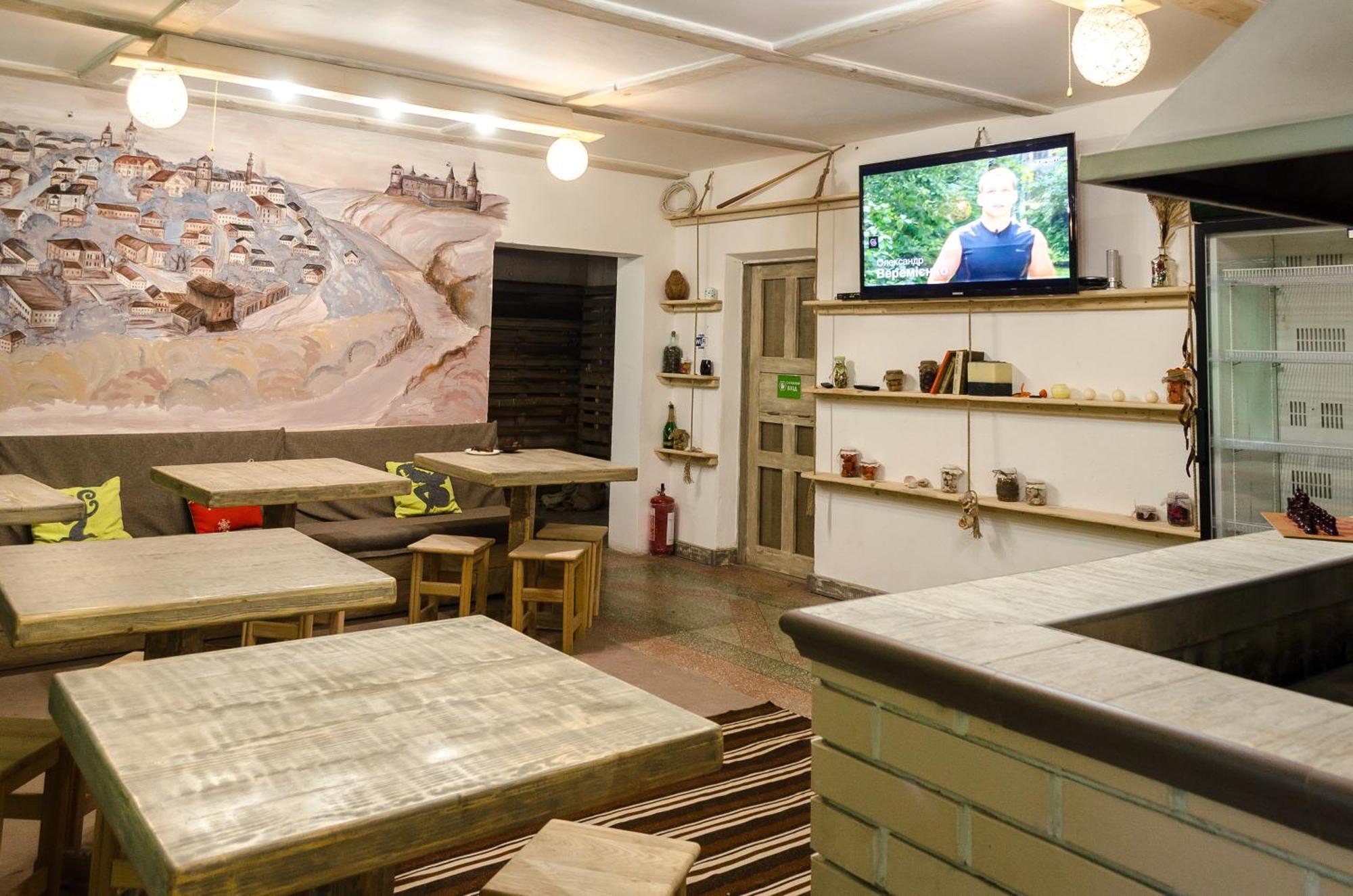 Baron Munchausen Guest House Kamianets-Podilskyi Ngoại thất bức ảnh