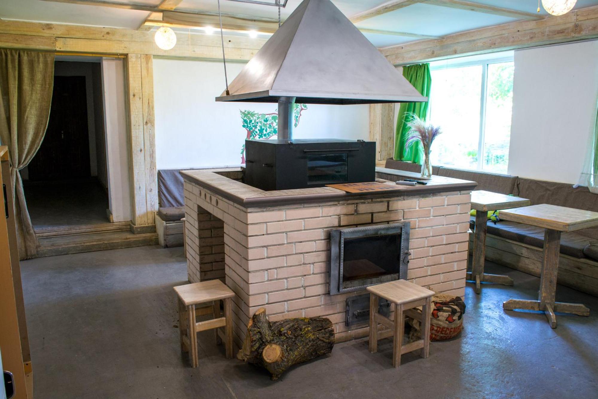 Baron Munchausen Guest House Kamianets-Podilskyi Ngoại thất bức ảnh