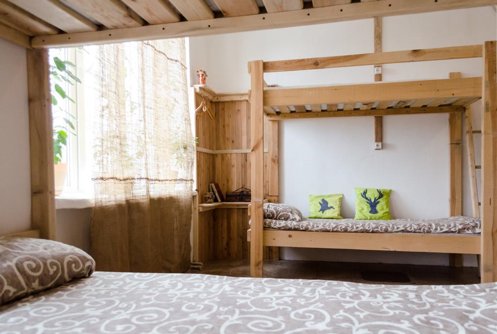 Baron Munchausen Guest House Kamianets-Podilskyi Ngoại thất bức ảnh