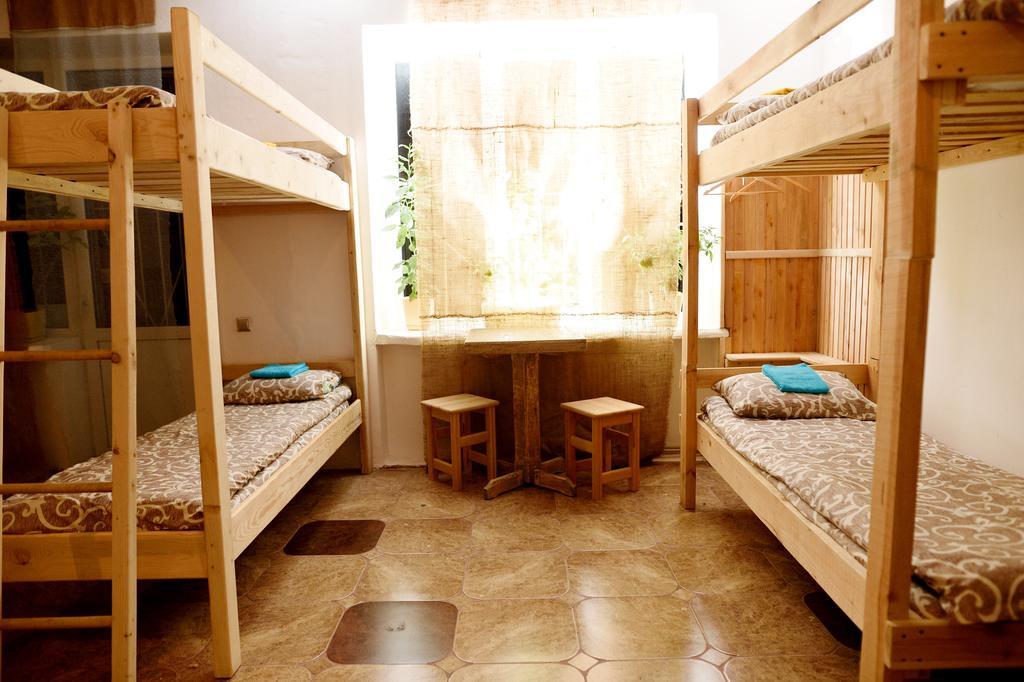 Baron Munchausen Guest House Kamianets-Podilskyi Ngoại thất bức ảnh