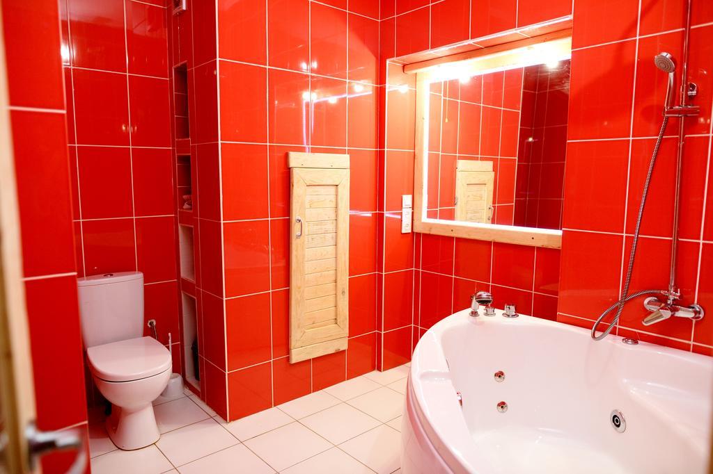 Baron Munchausen Guest House Kamianets-Podilskyi Ngoại thất bức ảnh
