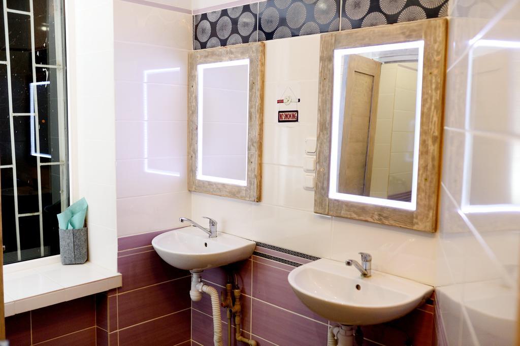 Baron Munchausen Guest House Kamianets-Podilskyi Ngoại thất bức ảnh