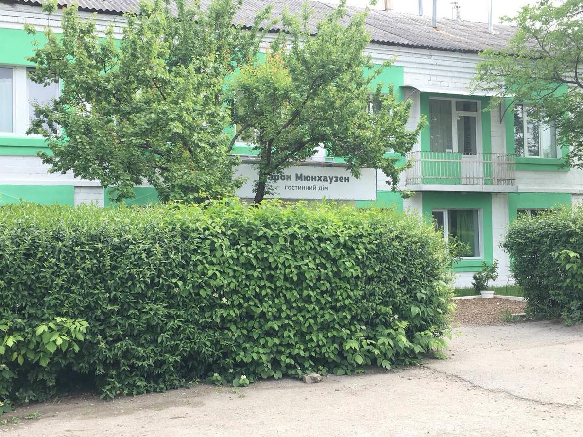 Baron Munchausen Guest House Kamianets-Podilskyi Ngoại thất bức ảnh
