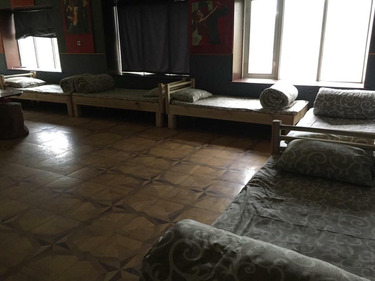 Baron Munchausen Guest House Kamianets-Podilskyi Ngoại thất bức ảnh