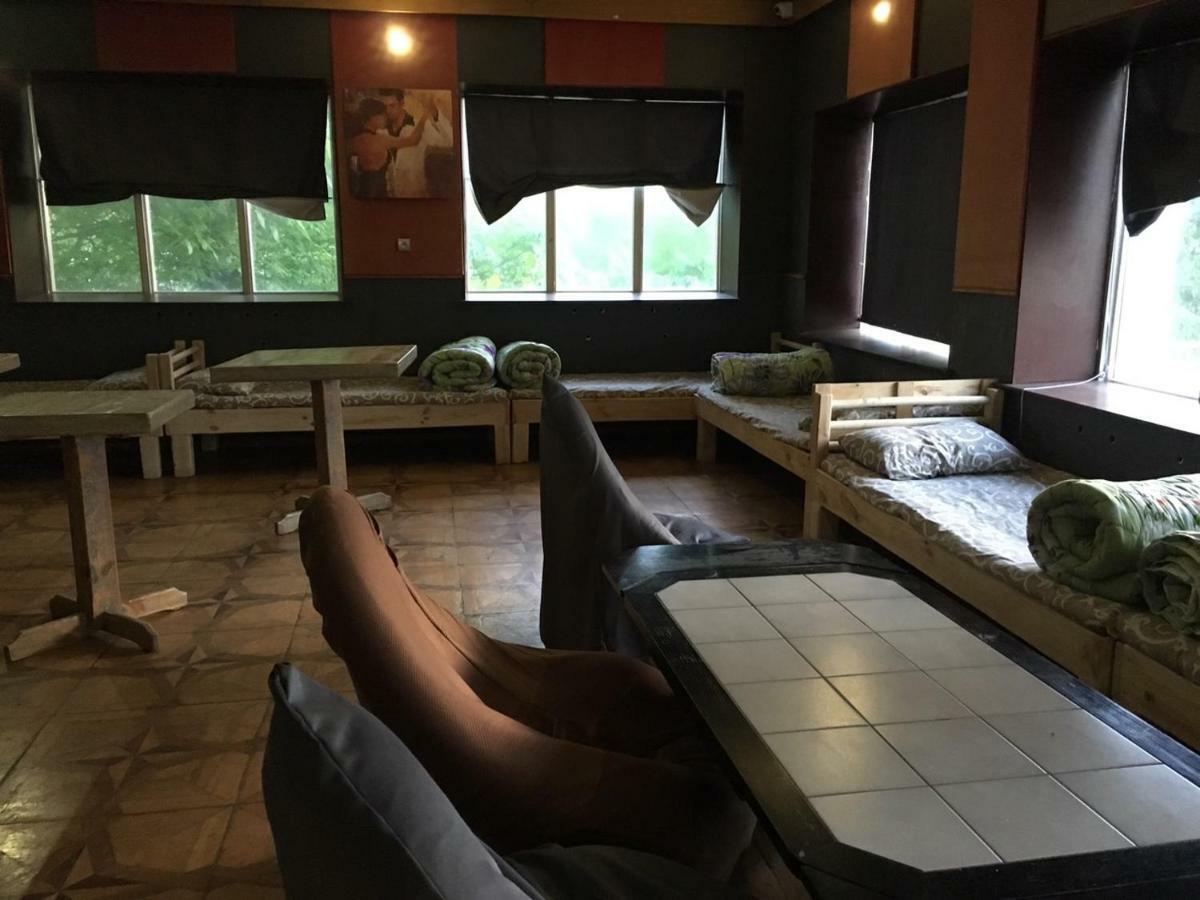 Baron Munchausen Guest House Kamianets-Podilskyi Ngoại thất bức ảnh