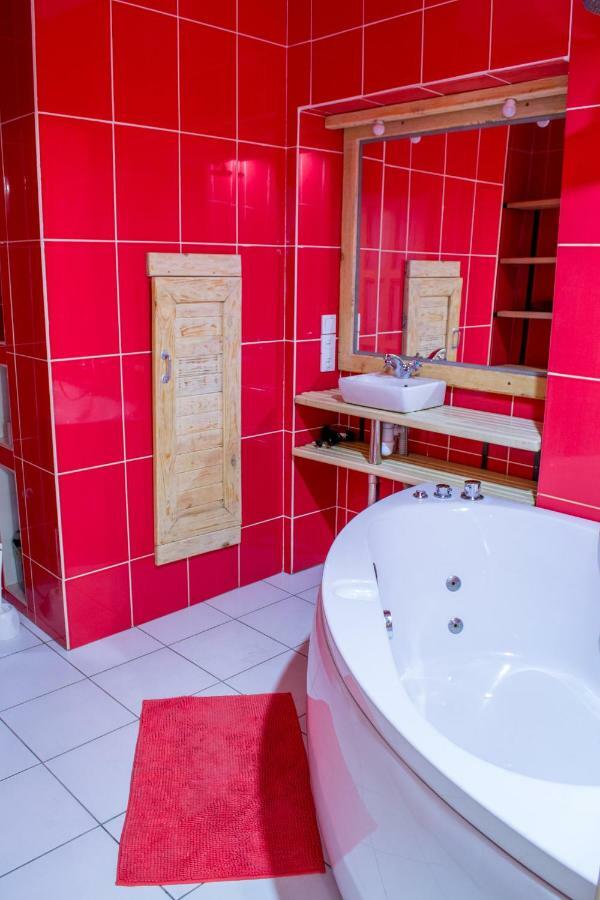 Baron Munchausen Guest House Kamianets-Podilskyi Ngoại thất bức ảnh